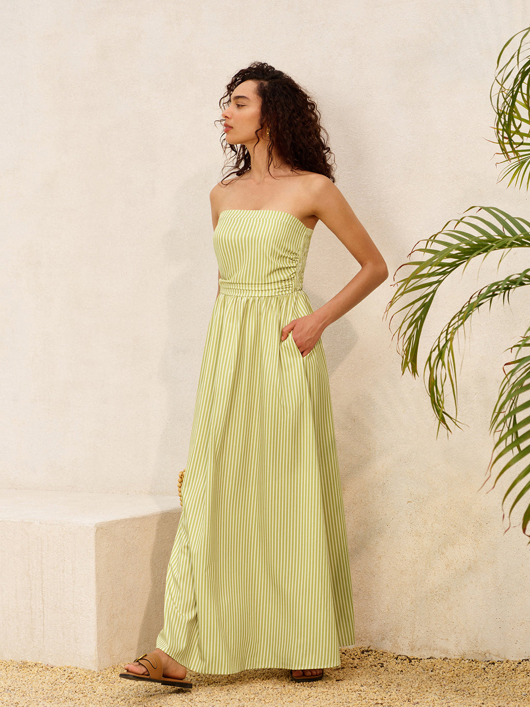 Gestreiftes trägerloses Kleid mit Taschen