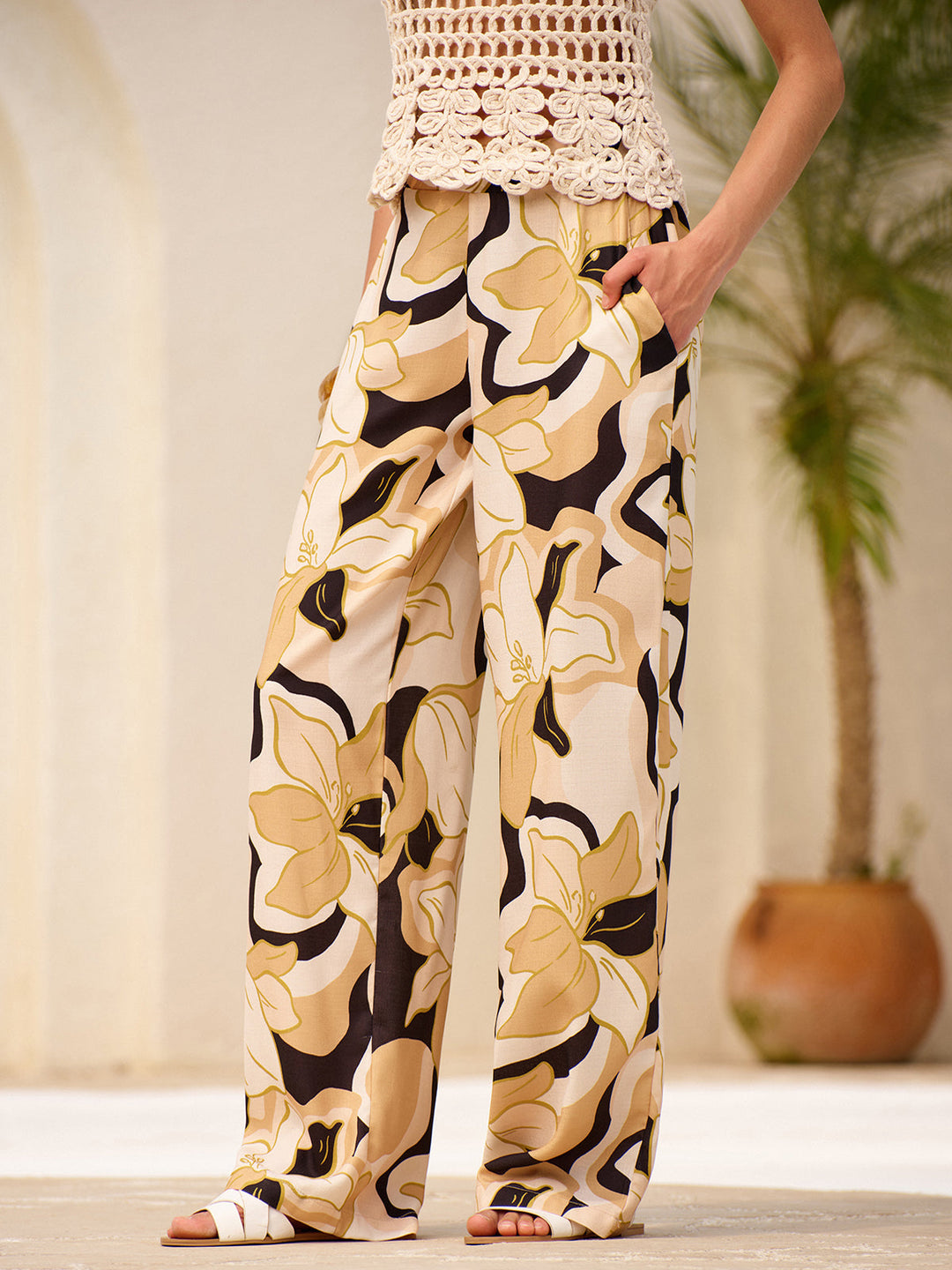 Mittel taillierte Hose mit Blumendruck und Taschen