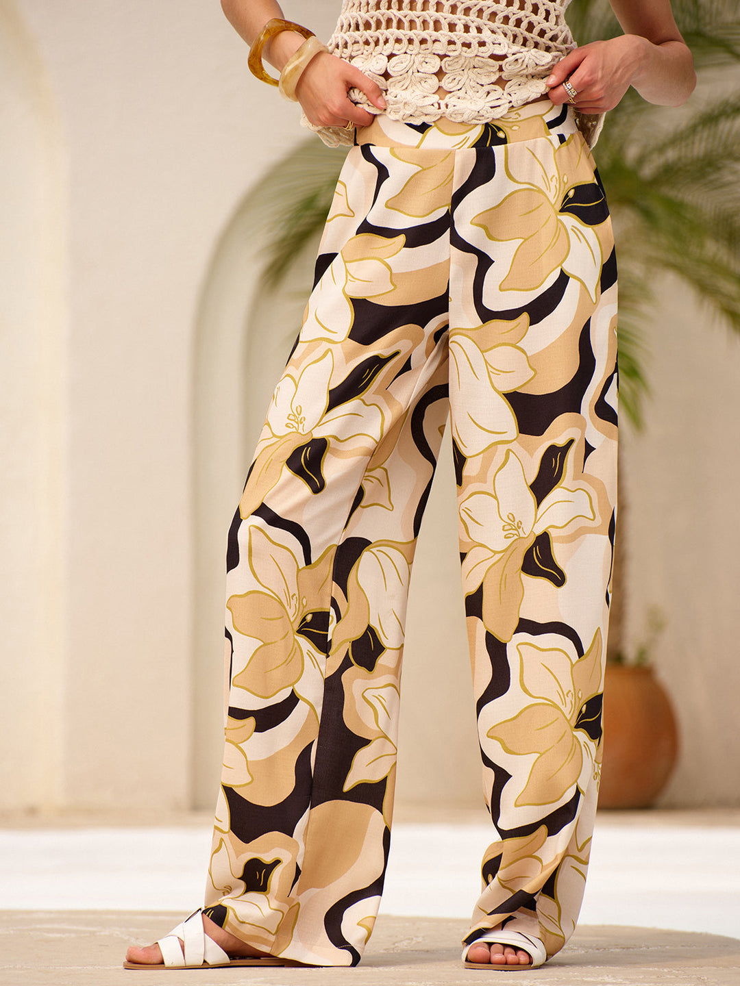 Mittel taillierte Hose mit Blumendruck und Taschen