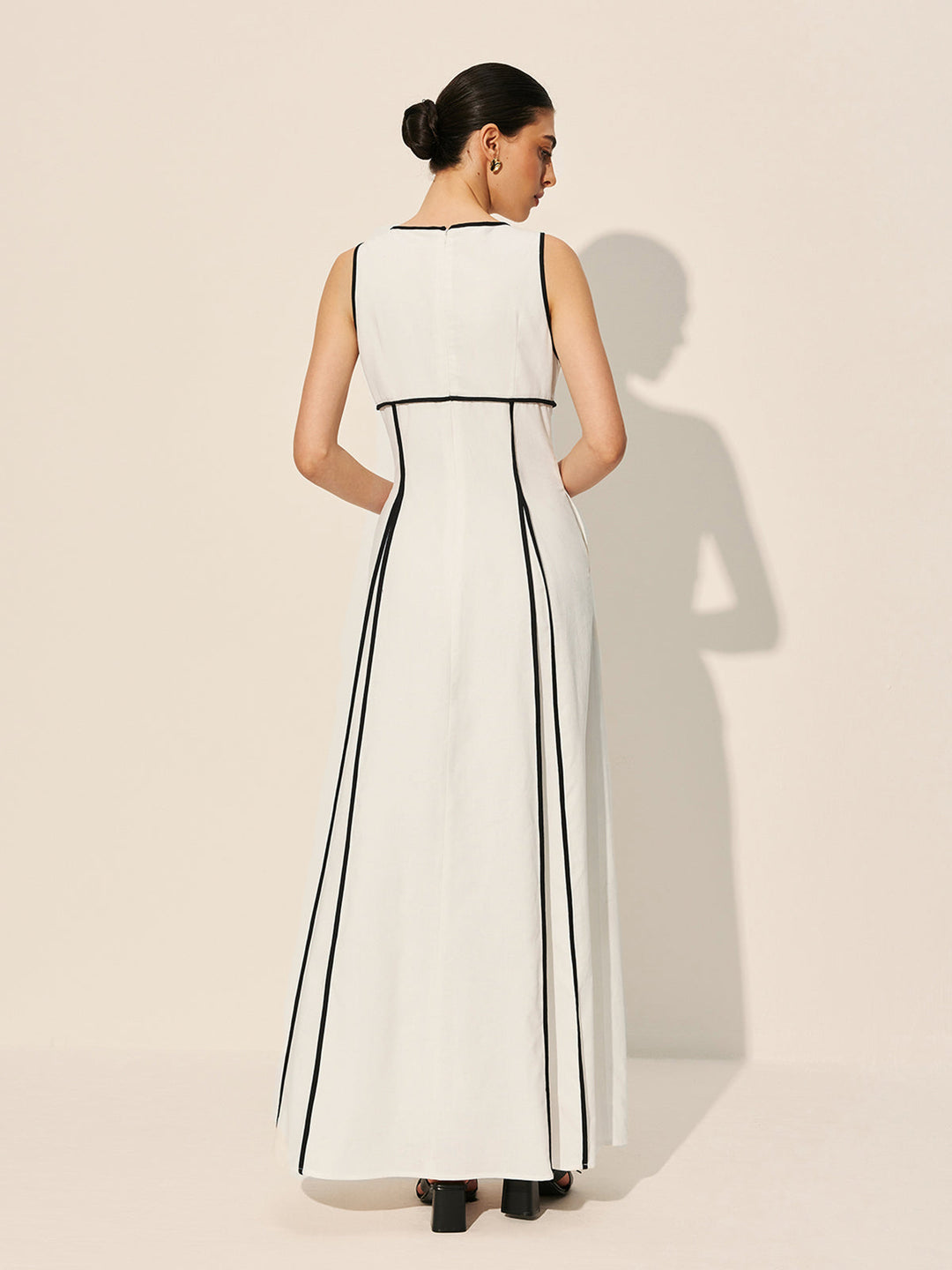 Kleid mit Kontrastbesatz und Taschen