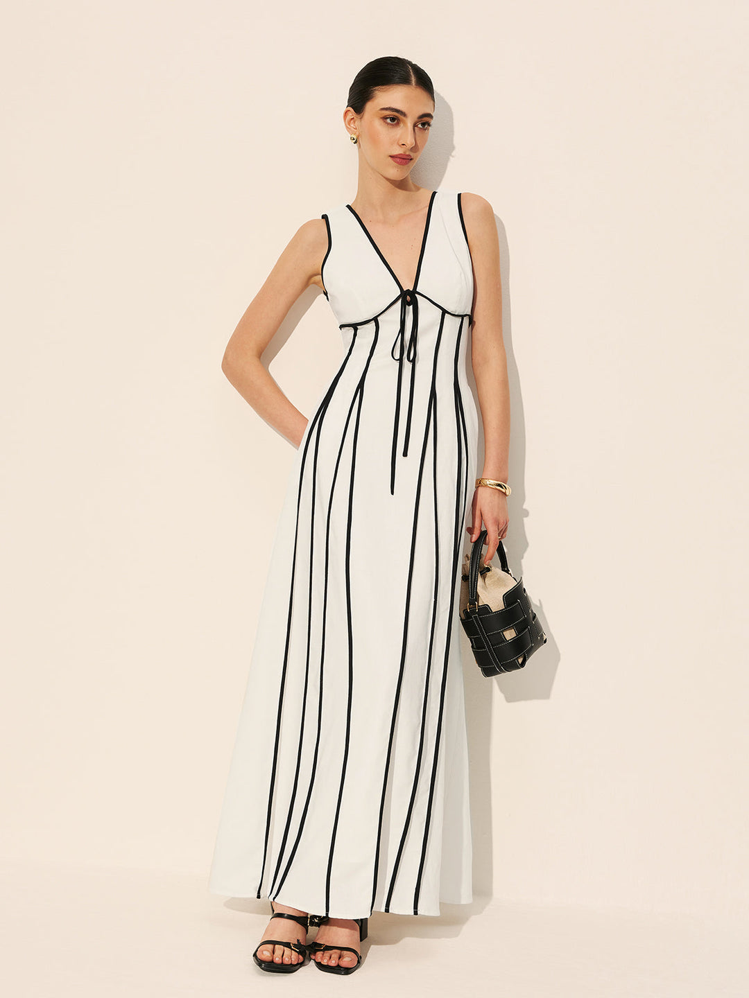 Kleid mit Kontrastbesatz und Taschen