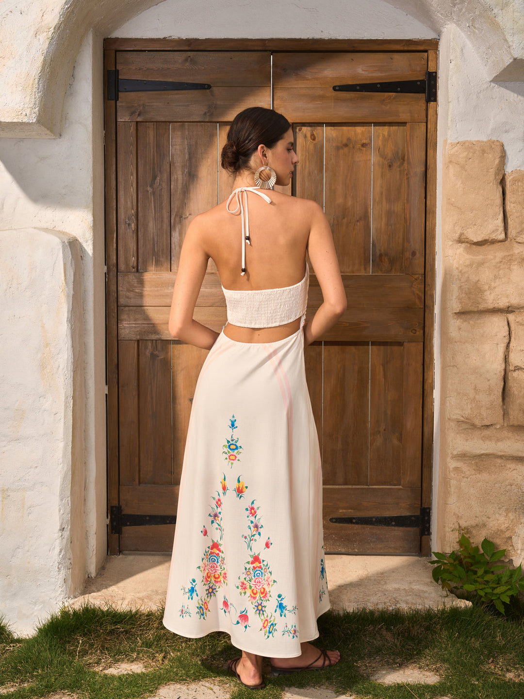 Geblümtes rückenfreies Neckholder-Kleid
