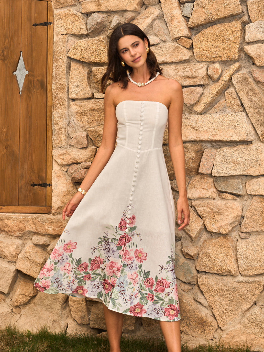 Kleidloses Kleid mit Blumenmuster und Zierknöpfen