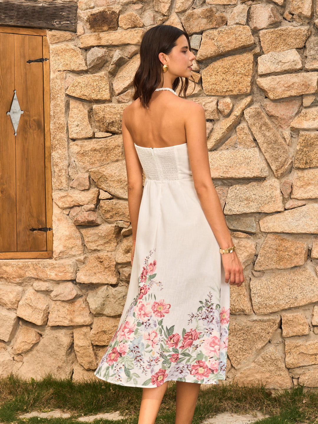 Kleidloses Kleid mit Blumenmuster und Zierknöpfen