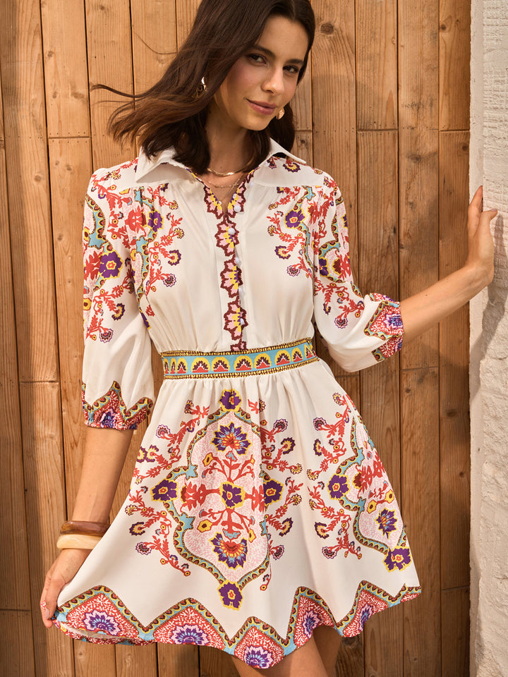 Boho-Kleid mit Blumenmuster und Kragen