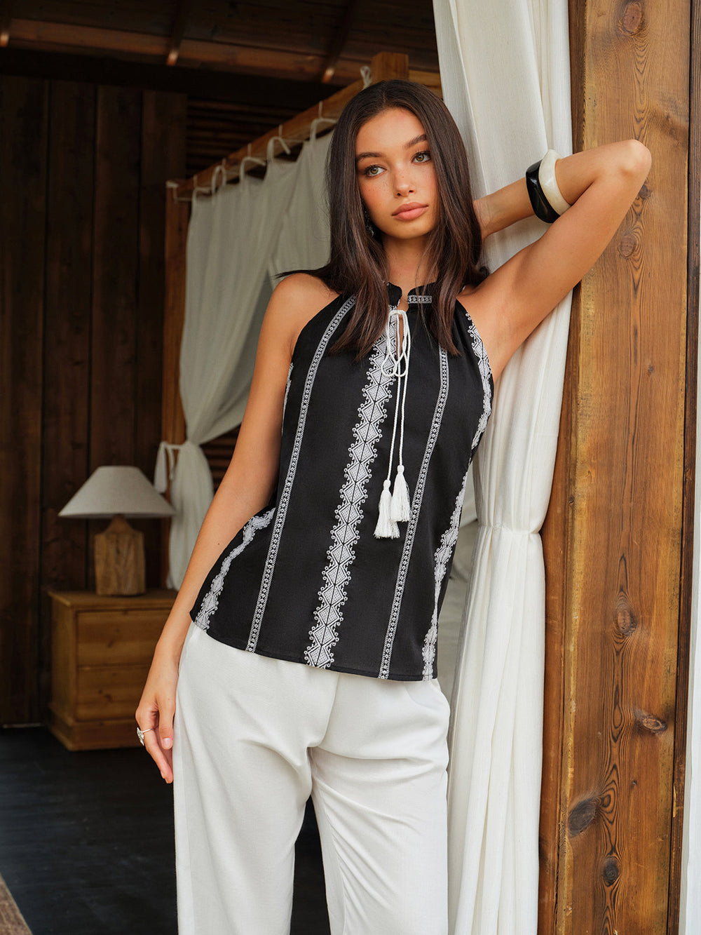 Besticktes Halfter-Oberteil mit Bindeband