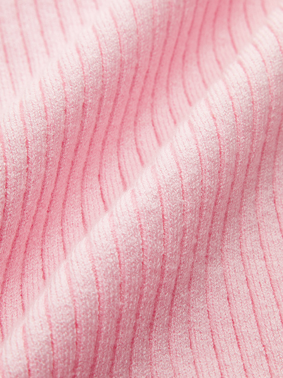 Asymmetrisches Neckholder-Strickoberteil mit Knöpfen