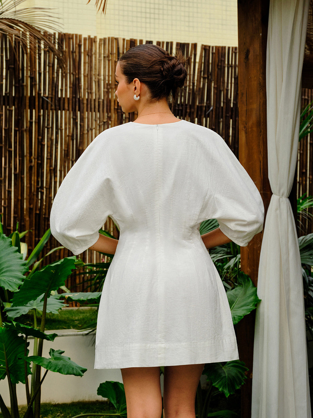 Kleid mit V-Ausschnitt und Puffärmeln aus Baumwoll-Leinen-Mischung