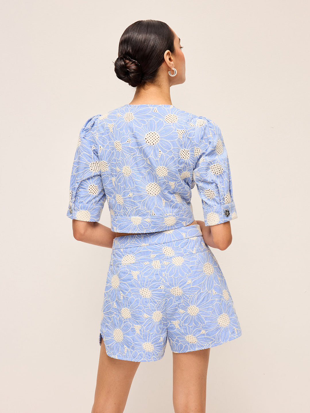 Floral Bestickte Knopfleisten-Cropped-Top