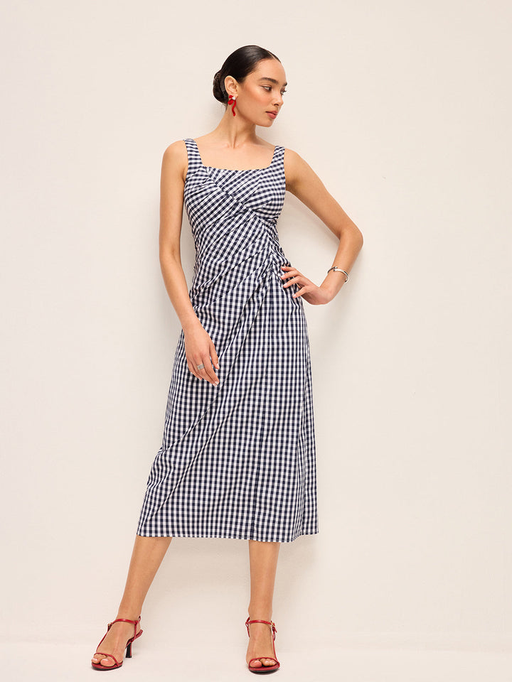Ärmelloses Kleid mit asymmetrischen Falten