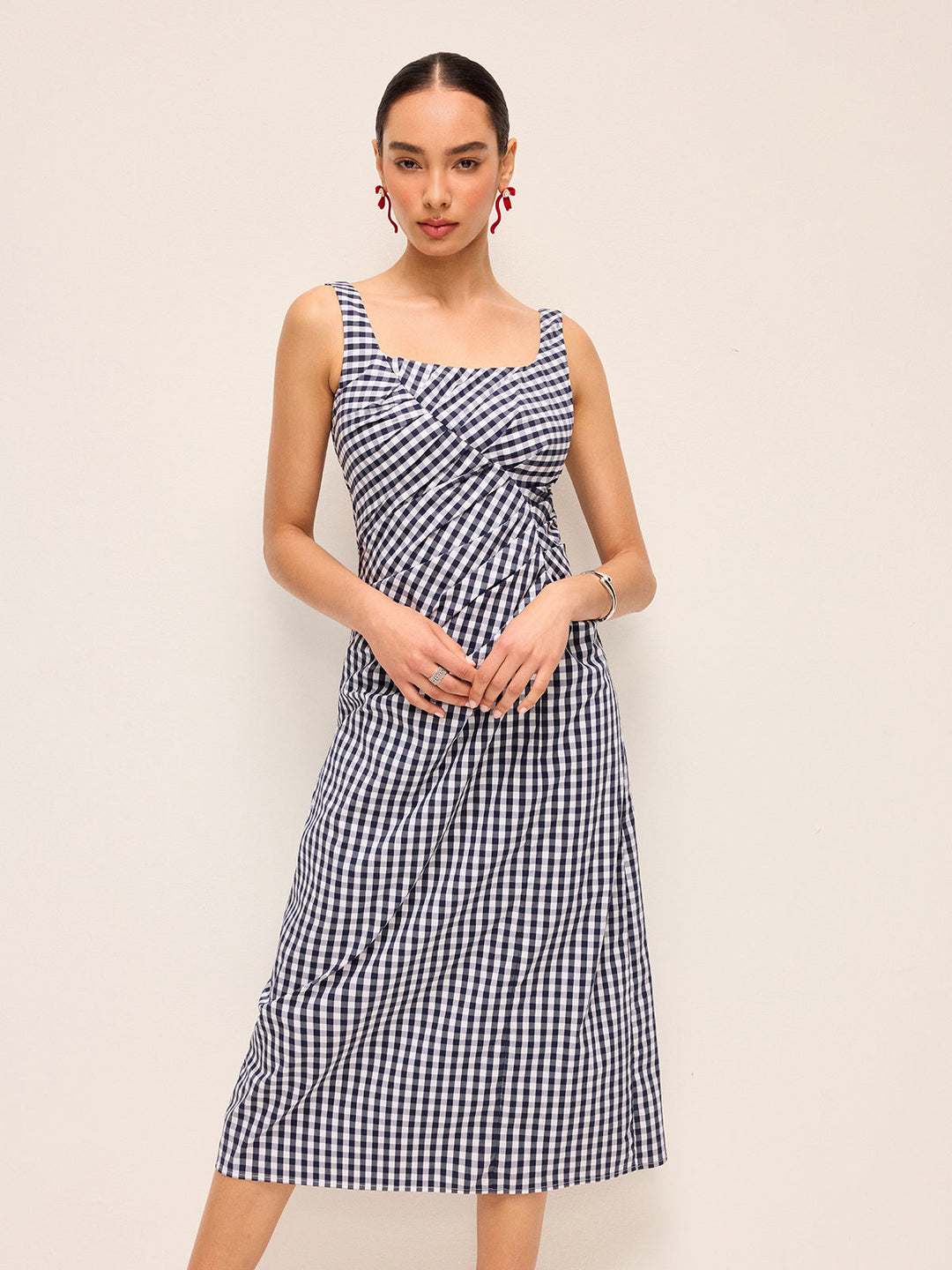 Ärmelloses Kleid mit asymmetrischen Falten