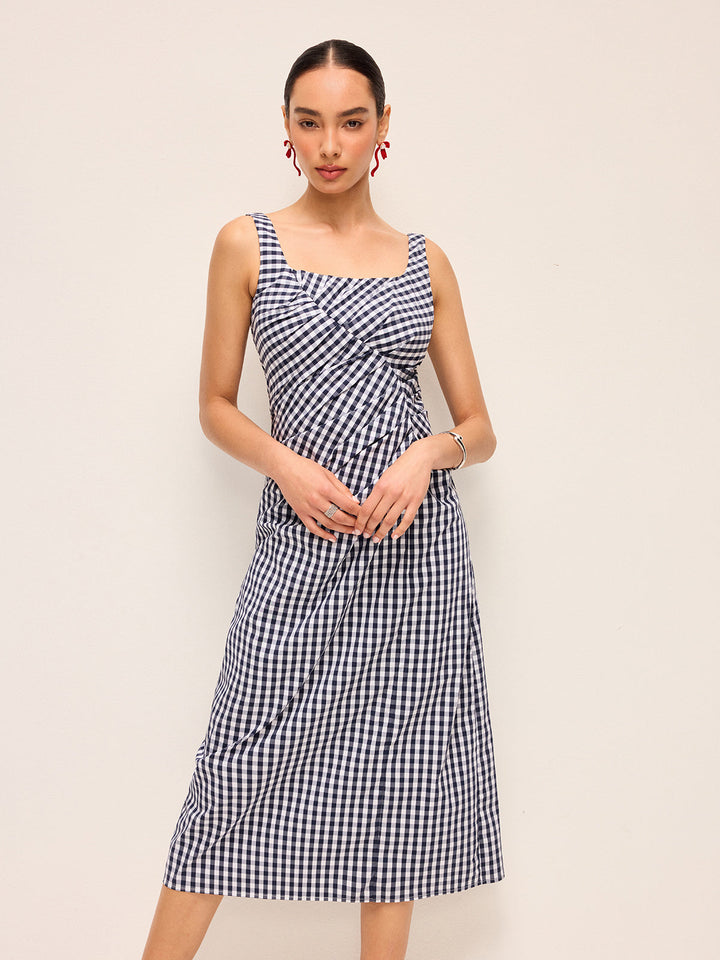 Ärmelloses Kleid mit asymmetrischen Falten