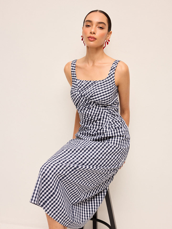 Ärmelloses Kleid mit asymmetrischen Falten