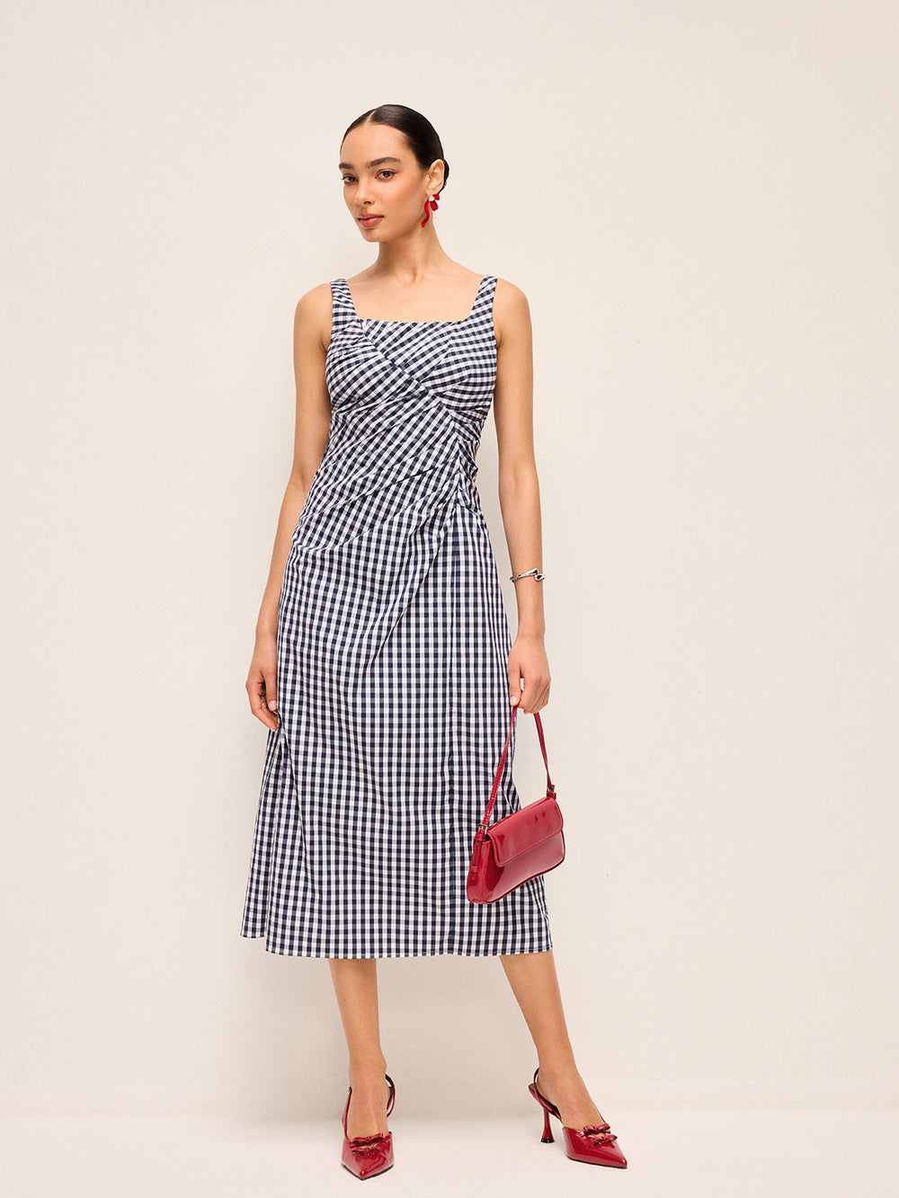 Ärmelloses Kleid mit asymmetrischen Falten