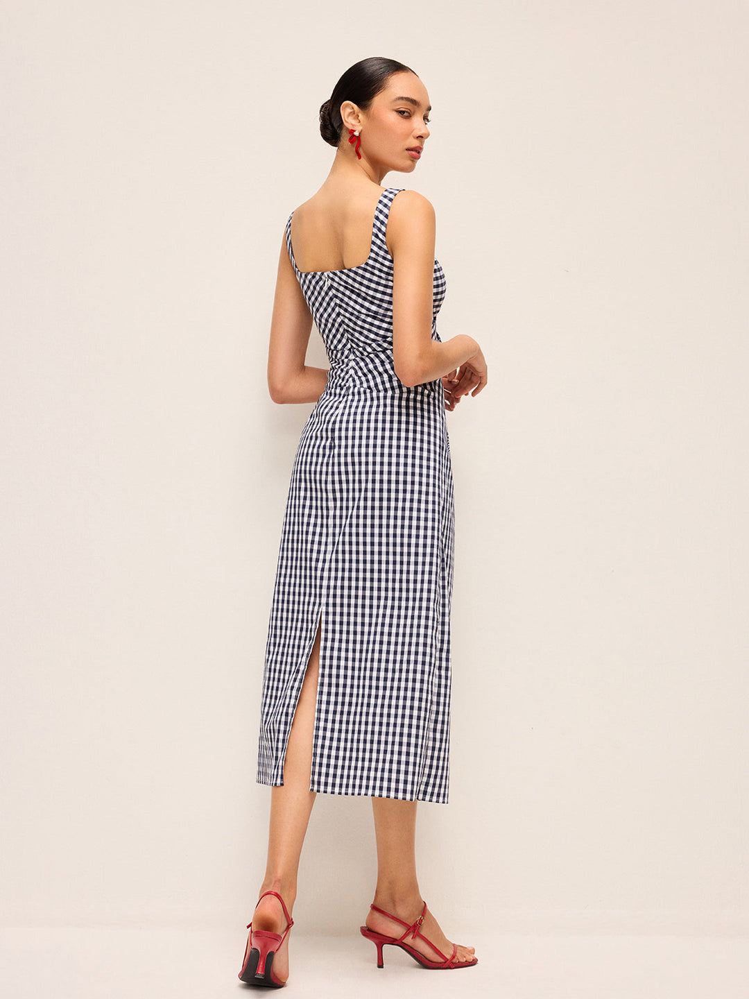 Ärmelloses Kleid mit asymmetrischen Falten