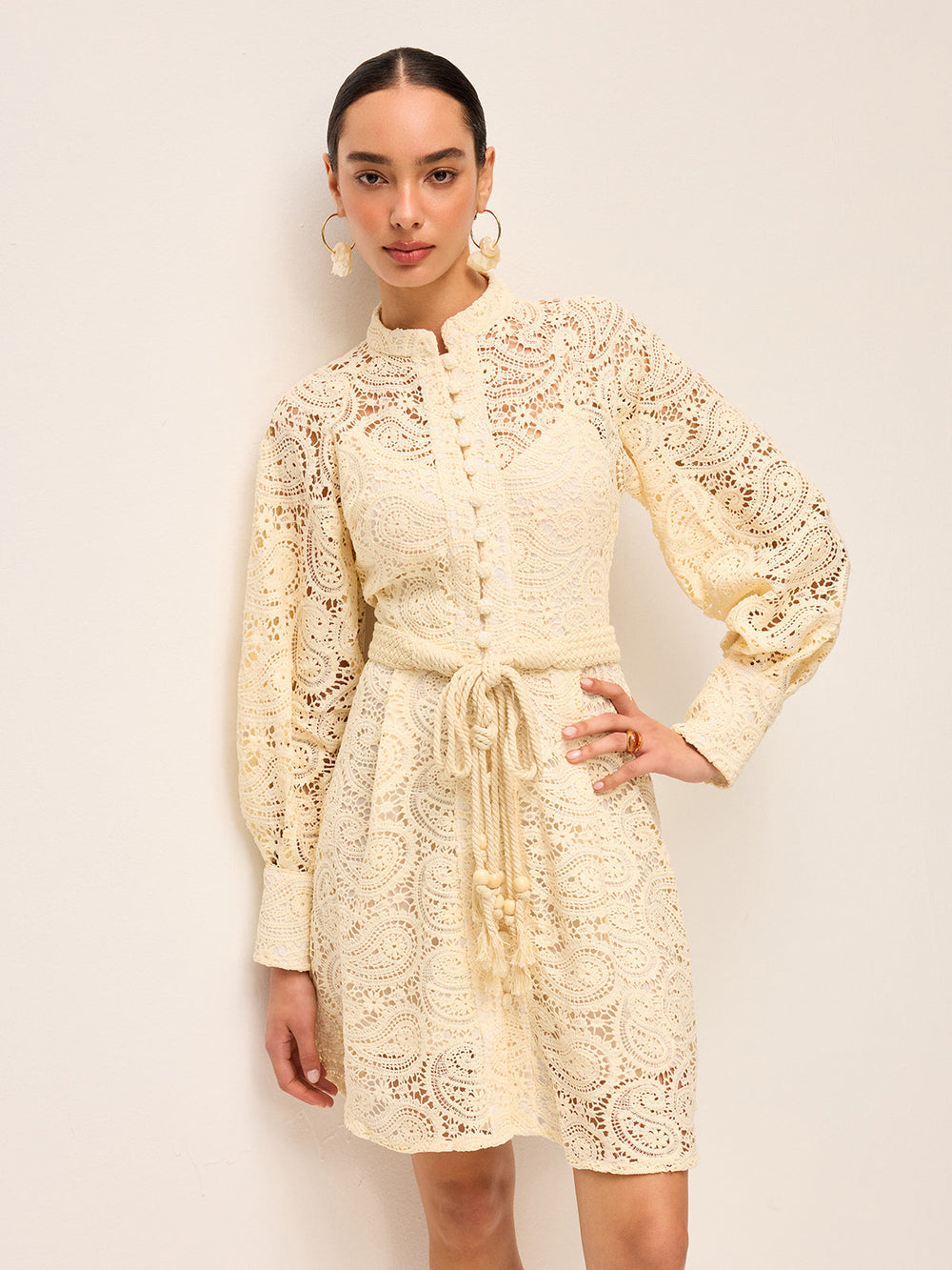 Halbdurchsichtiges Spitzenkleid mit Gürtel
