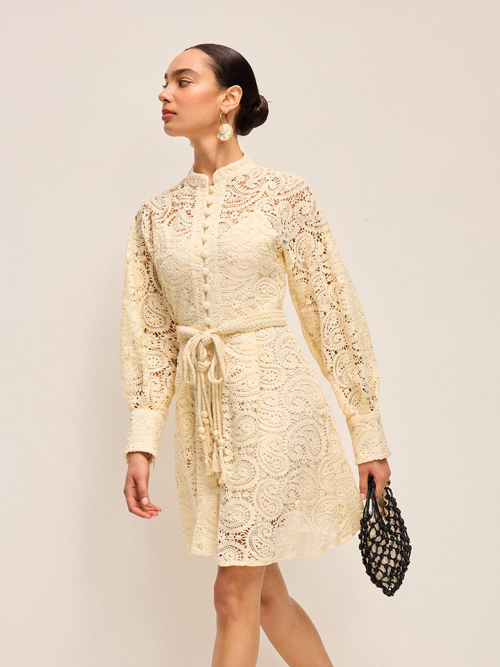 Halbdurchsichtiges Spitzenkleid mit Gürtel
