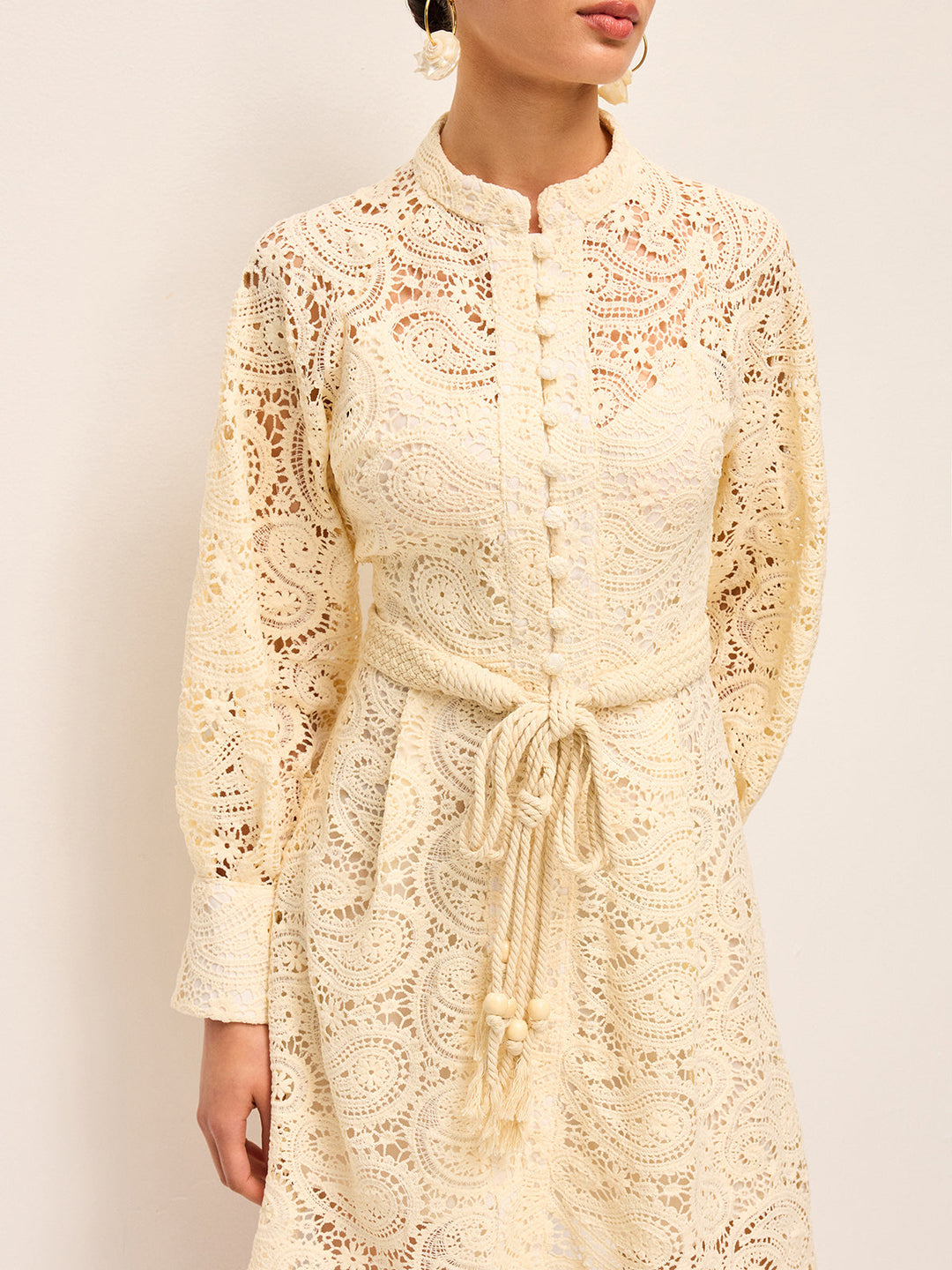 Halbdurchsichtiges Spitzenkleid mit Gürtel