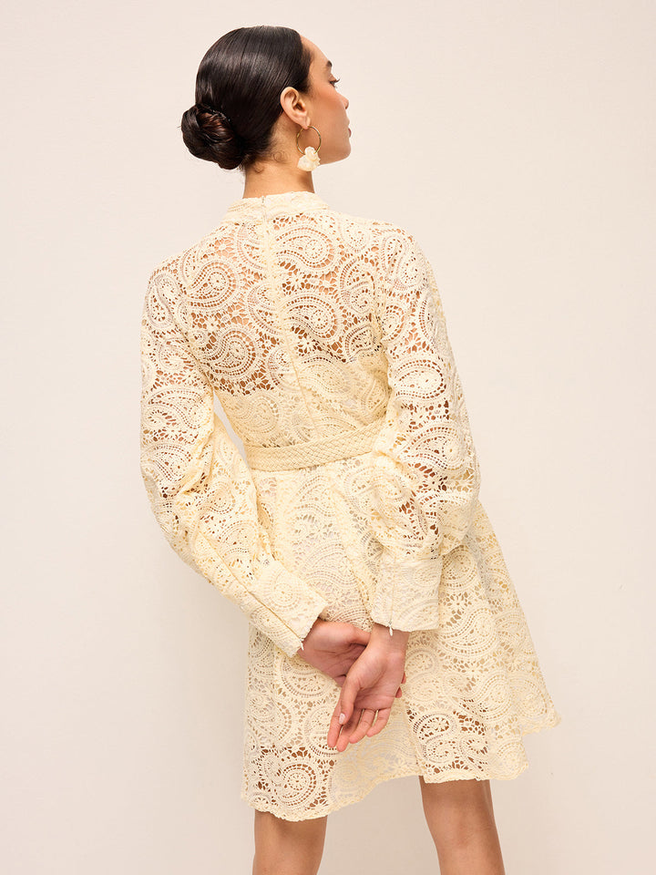 Halbdurchsichtiges Spitzenkleid mit Gürtel
