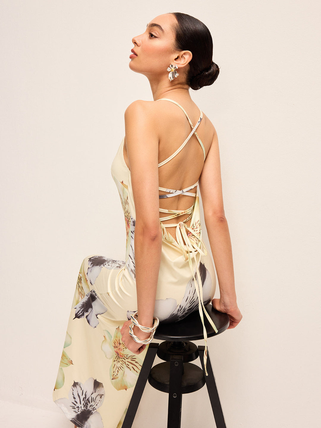 Rückenfreies Kleid mit Blumenprint und Schnürung