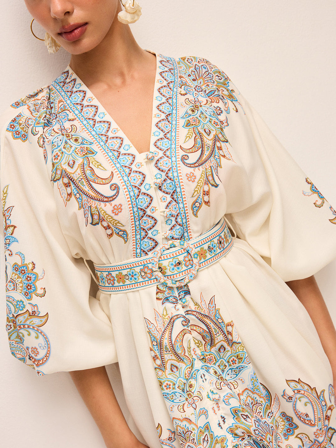 Boho-Gürtel-Kleid mit V-Ausschnitt und Ballonärmeln