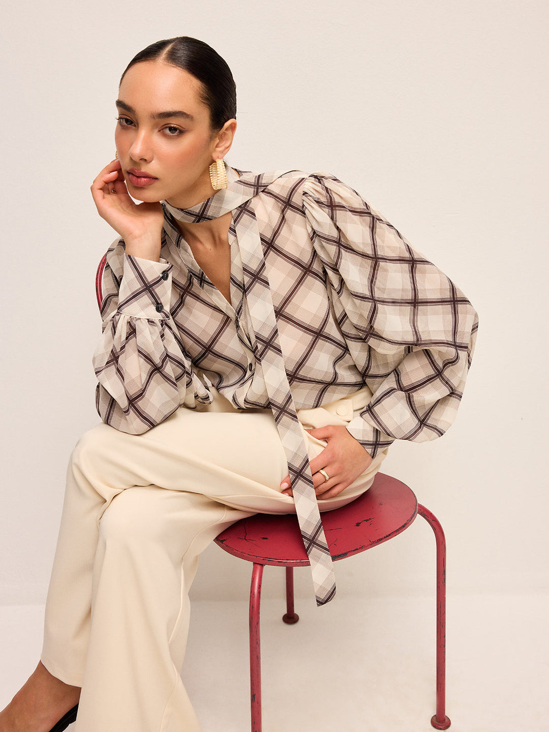 Langarm-Karo-Chiffon-Bluse mit Krawatten-Detail