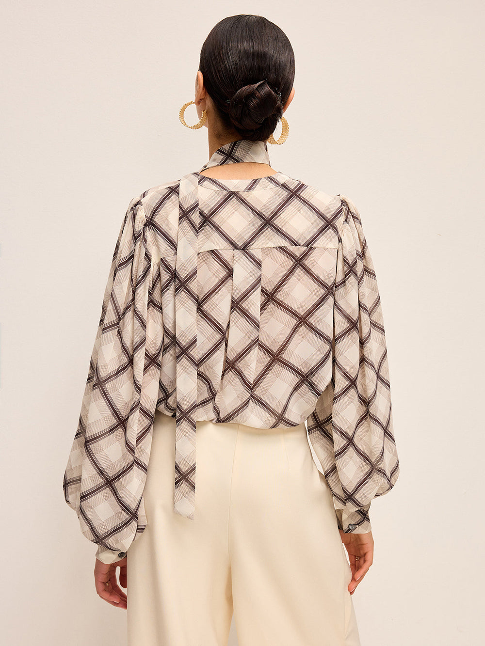 Langarm-Karo-Chiffon-Bluse mit Krawatten-Detail
