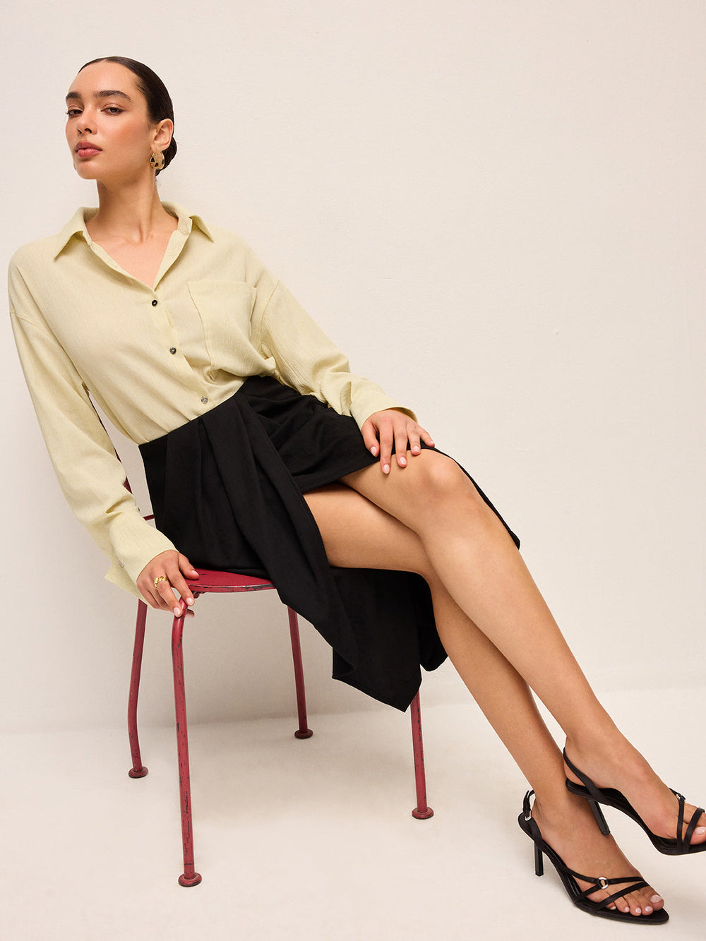 Hemdbluse mit langen Ärmeln und halber Transparenz