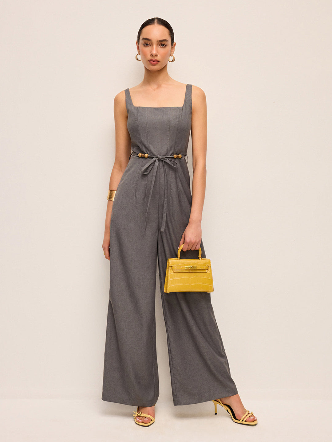Eleganter Jumpsuit mit quadratischem Ausschnitt, Gürtel und Perlenverzierung an der Taille