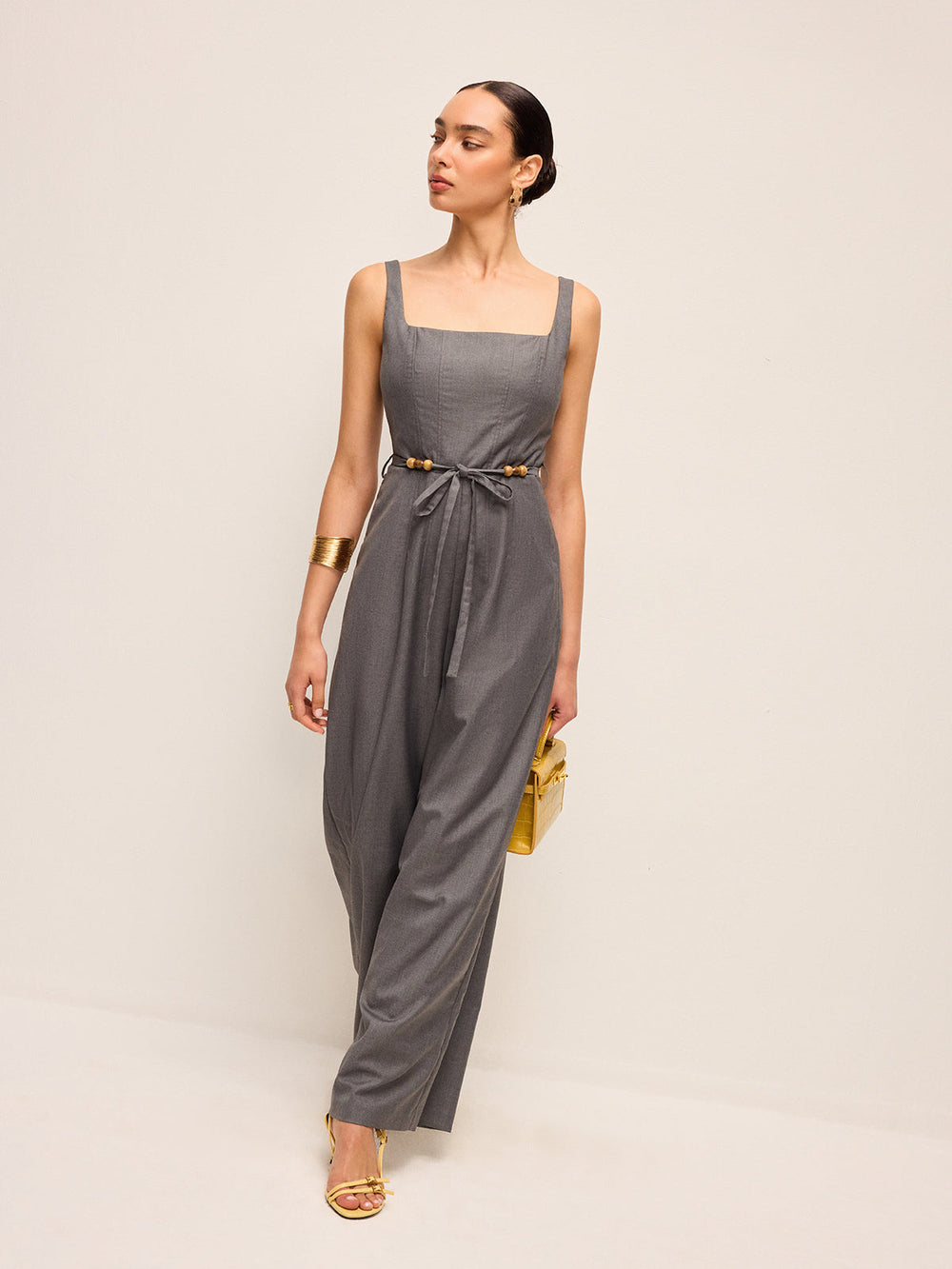 Eleganter Jumpsuit mit quadratischem Ausschnitt, Gürtel und Perlenverzierung an der Taille