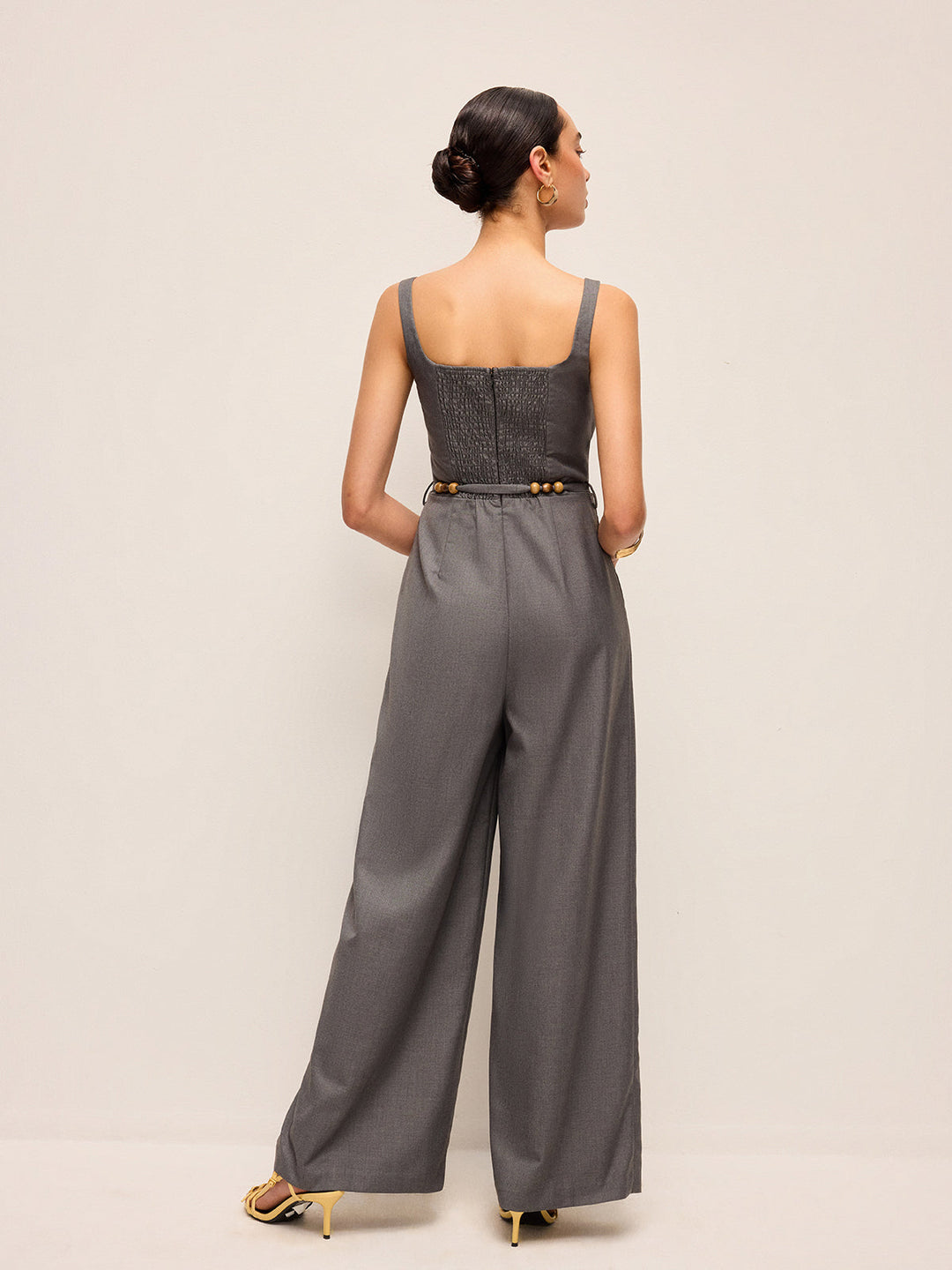 Eleganter Jumpsuit mit quadratischem Ausschnitt, Gürtel und Perlenverzierung an der Taille
