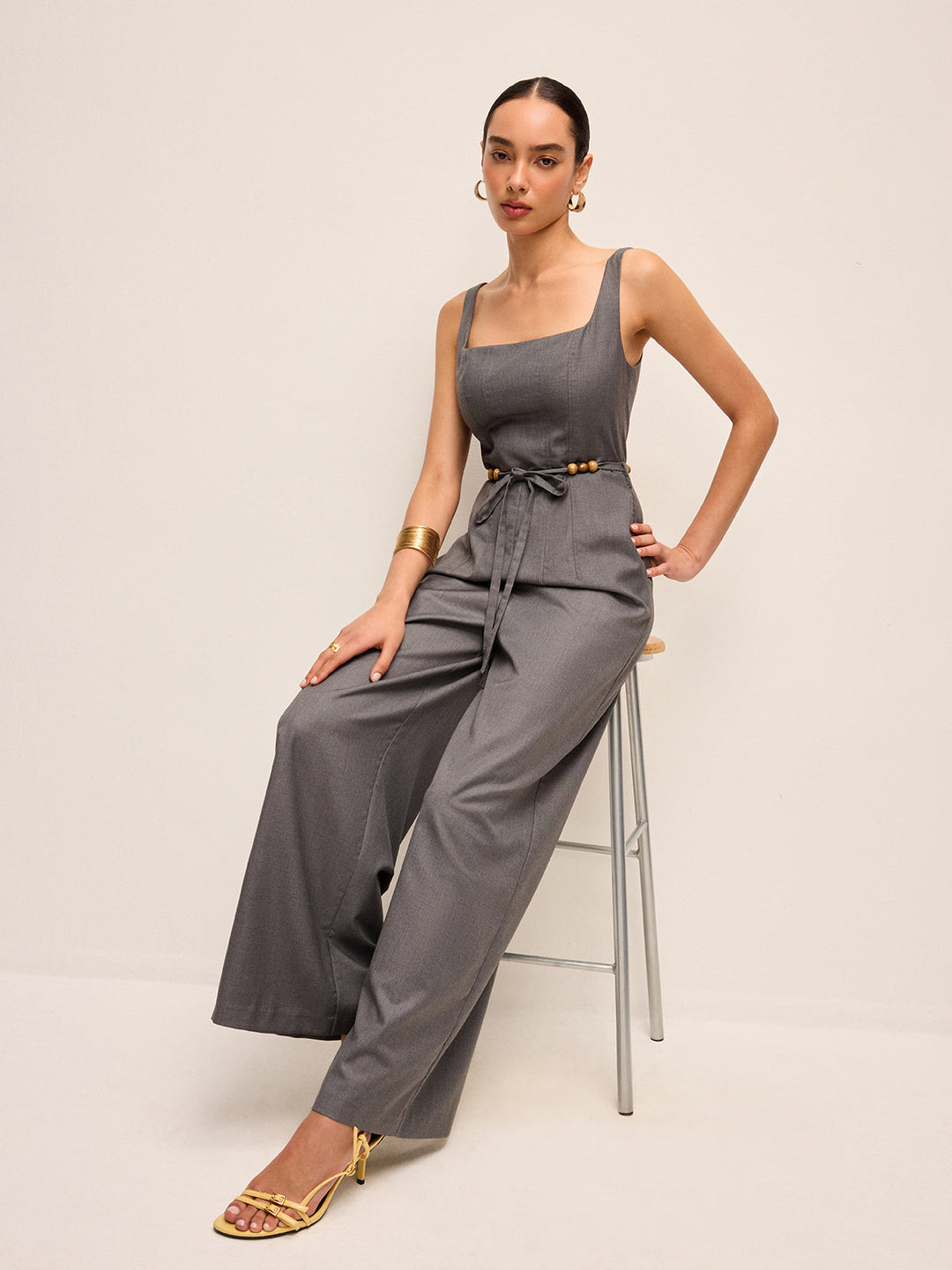 Eleganter Jumpsuit mit quadratischem Ausschnitt, Gürtel und Perlenverzierung an der Taille