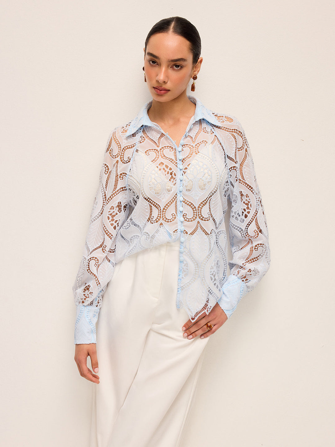 Sheer Spitzenbluse mit Stoffknopf