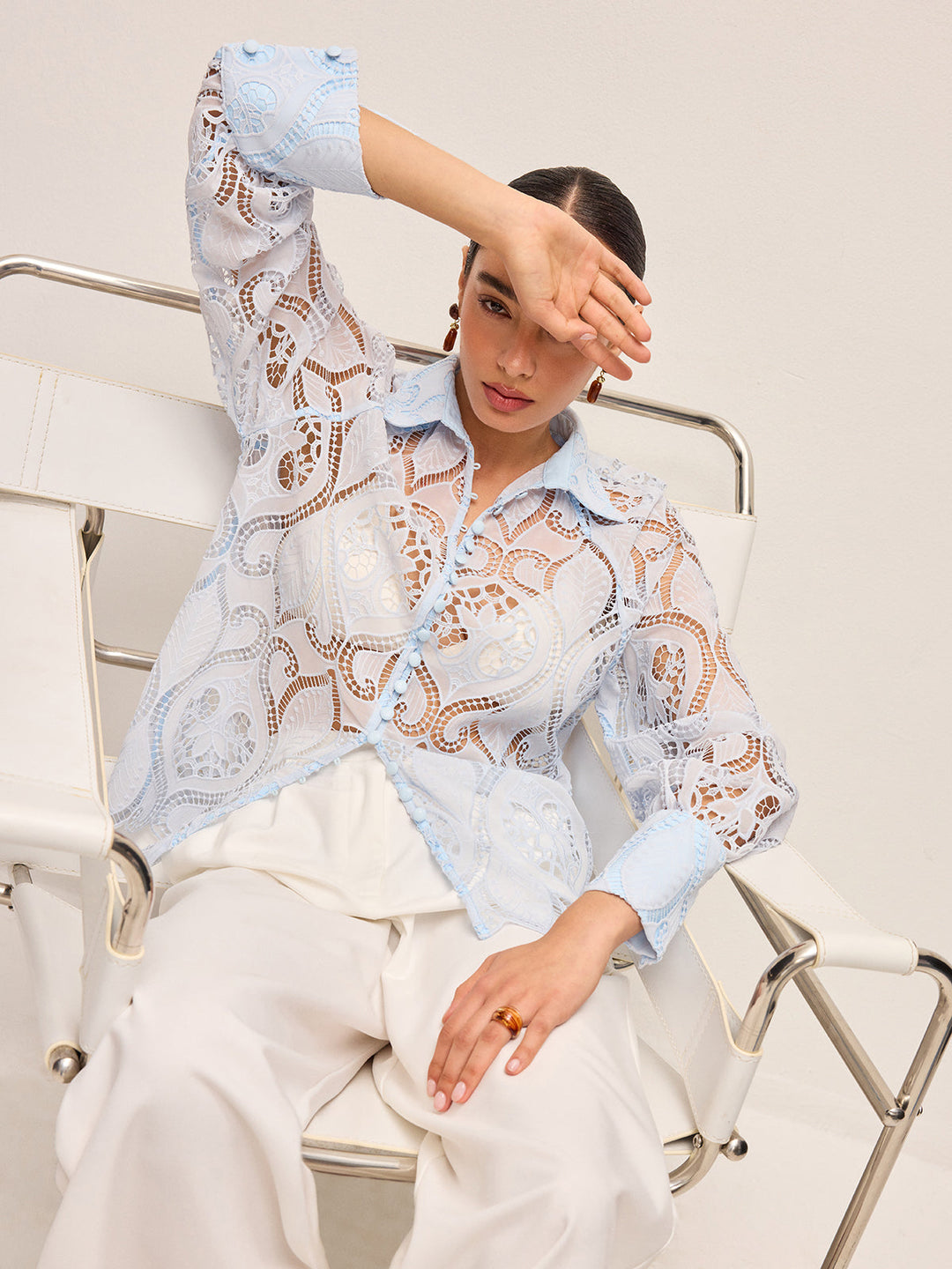 Sheer Spitzenbluse mit Stoffknopf