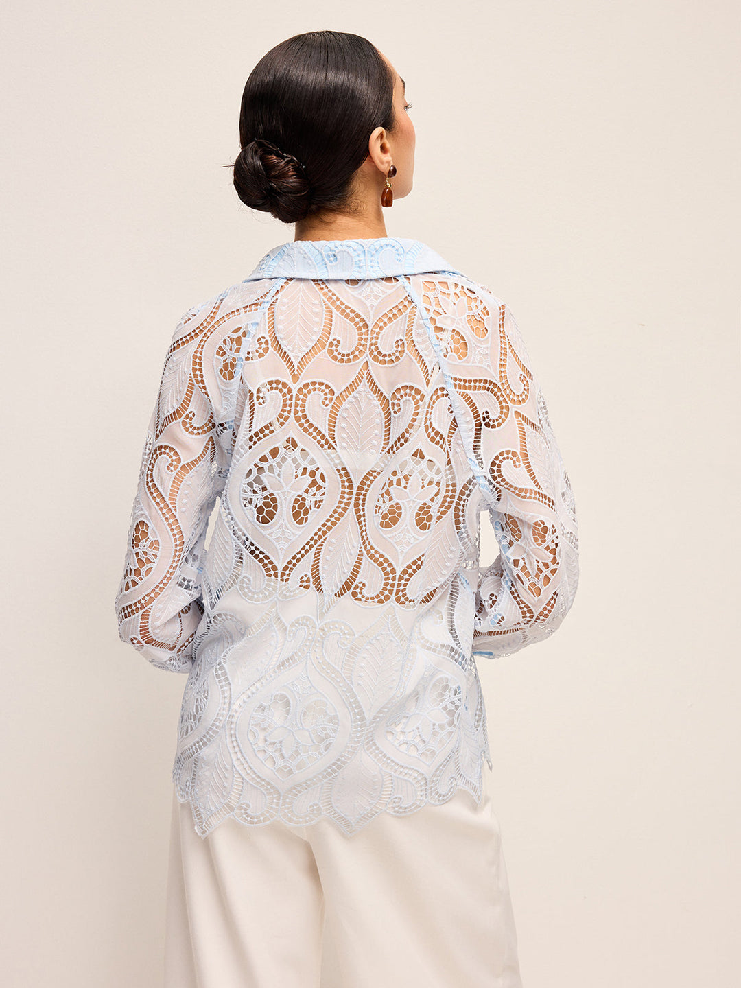 Sheer Spitzenbluse mit Stoffknopf