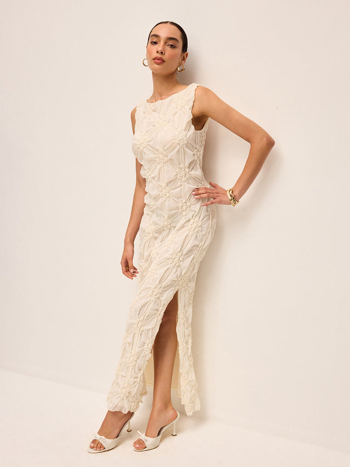 Elegantes Maxikleid mit aufwendiger Stickerei und Schlitz