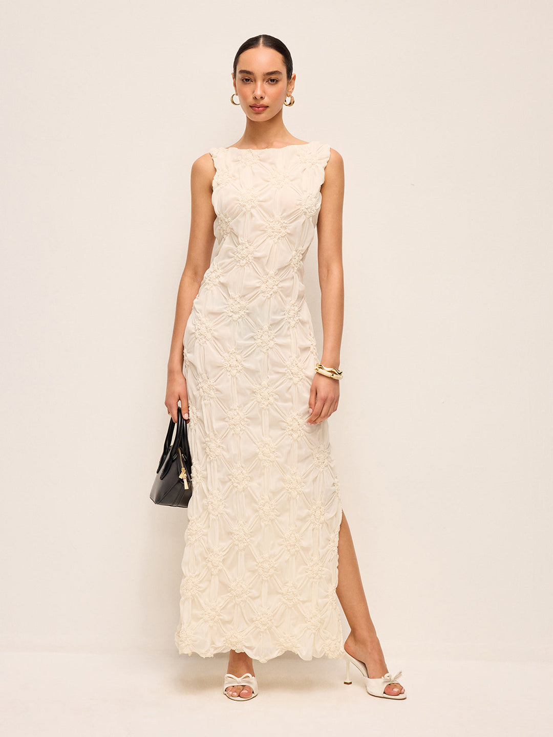 Elegantes Maxikleid mit aufwendiger Stickerei und Schlitz