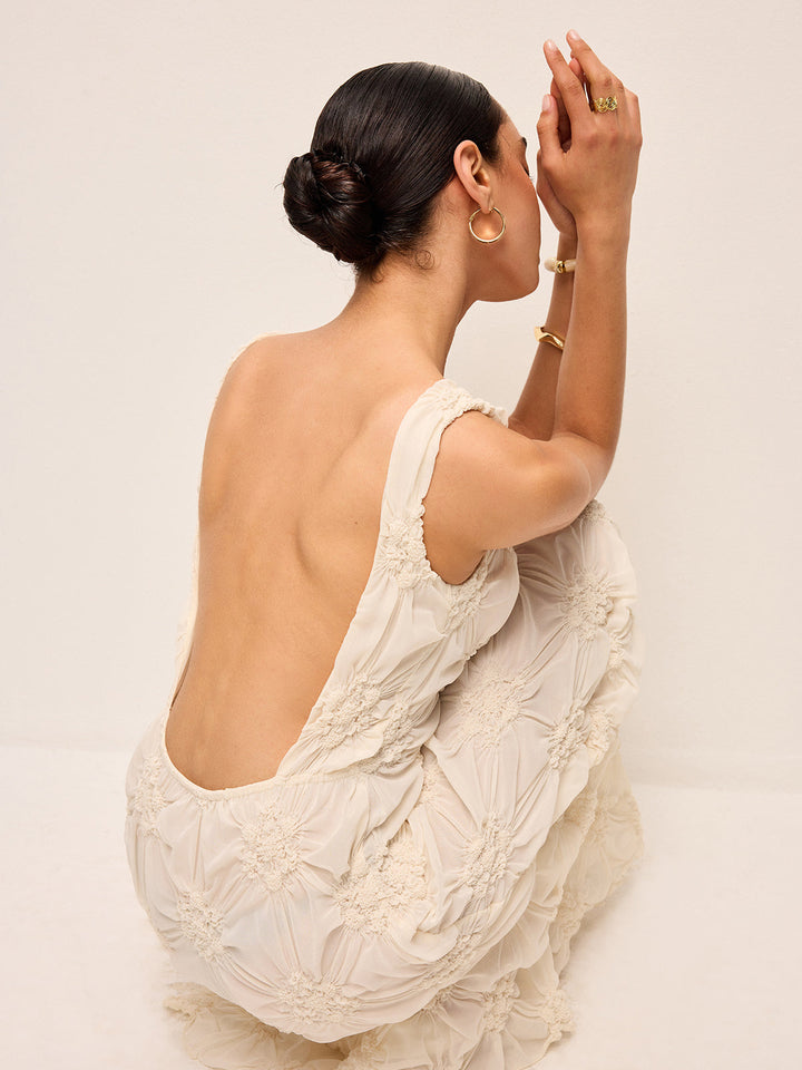 Elegantes Maxikleid mit aufwendiger Stickerei und Schlitz