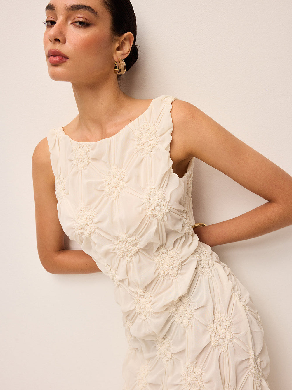 Elegantes Maxikleid mit aufwendiger Stickerei und Schlitz