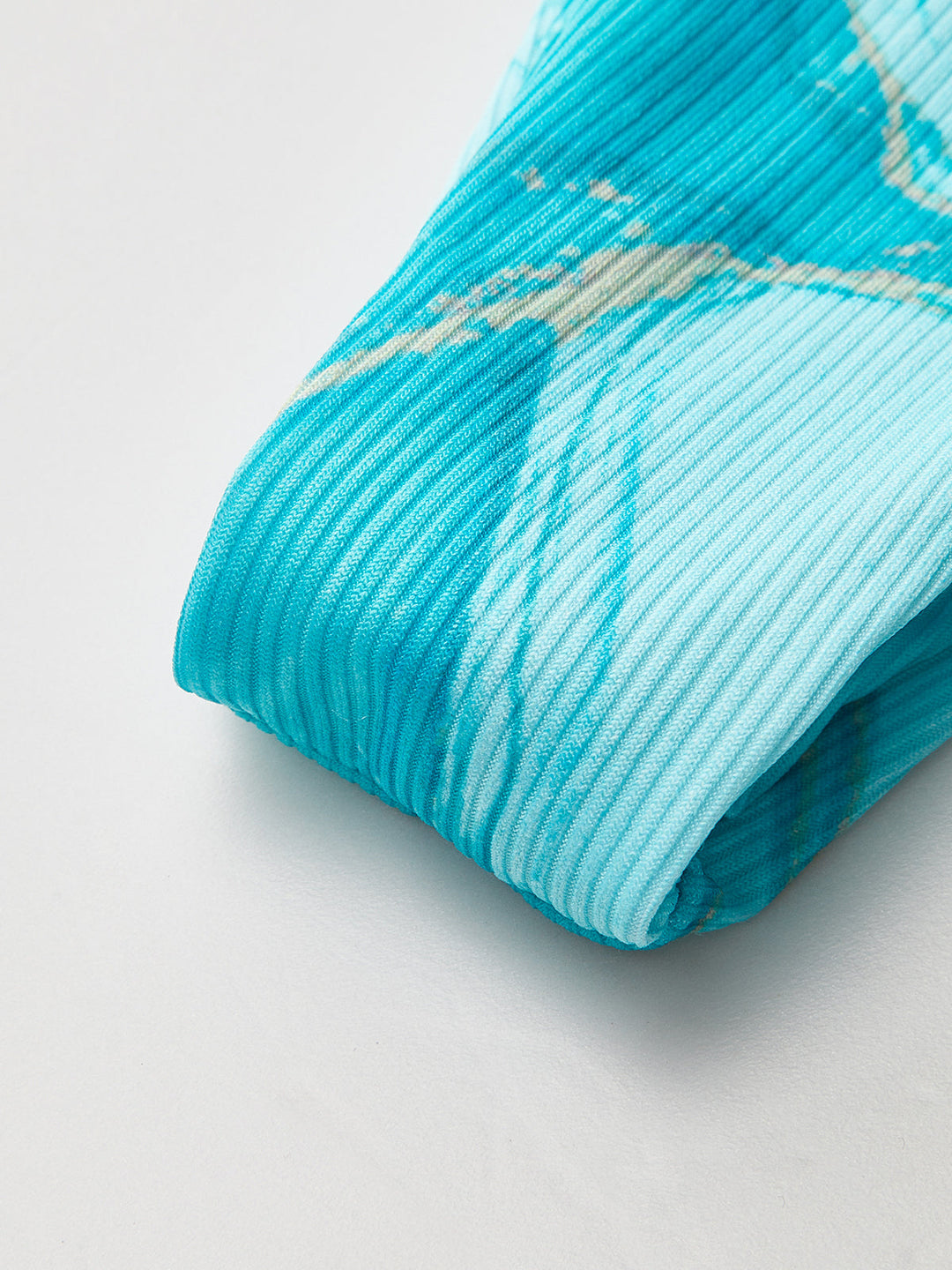 Bikini-Set mit Marmordruck und Überziehrock