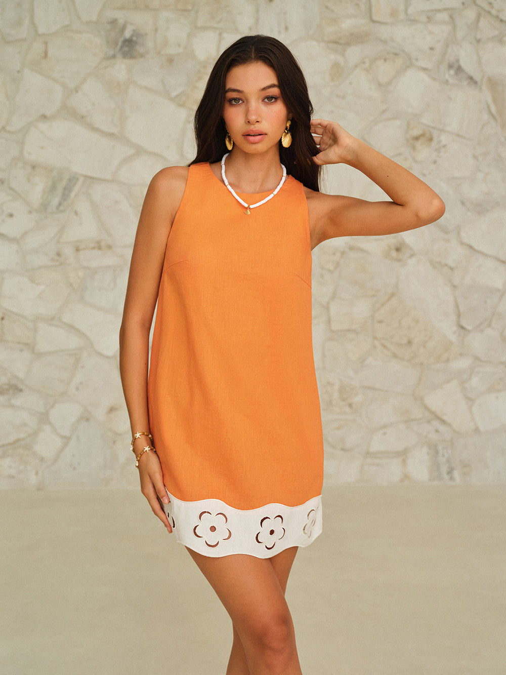 Ärmelloses Minikleid mit floralem Cut-Out Saum