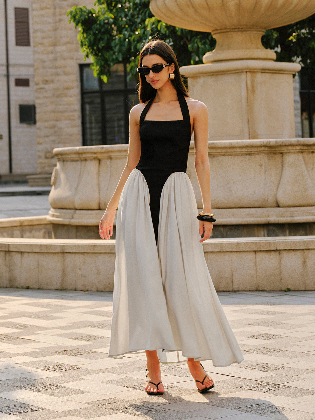 Farblich abgesetztes Neckholder-Kleid aus Leinenmischung