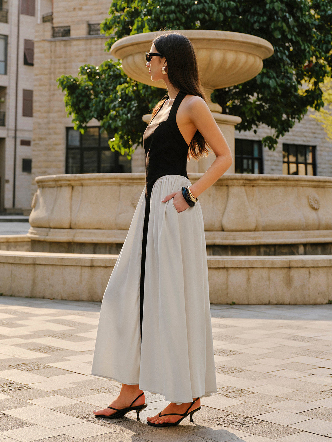 Farblich abgesetztes Neckholder-Kleid aus Leinenmischung
