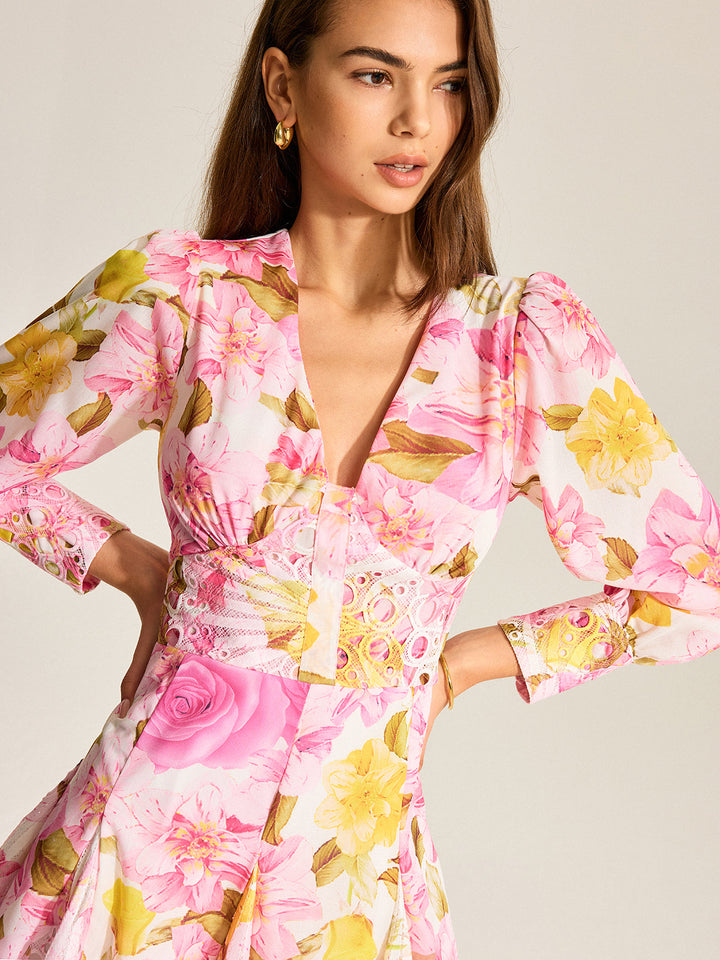 Blumenkleid mit V-Ausschnitt und Lochdetail