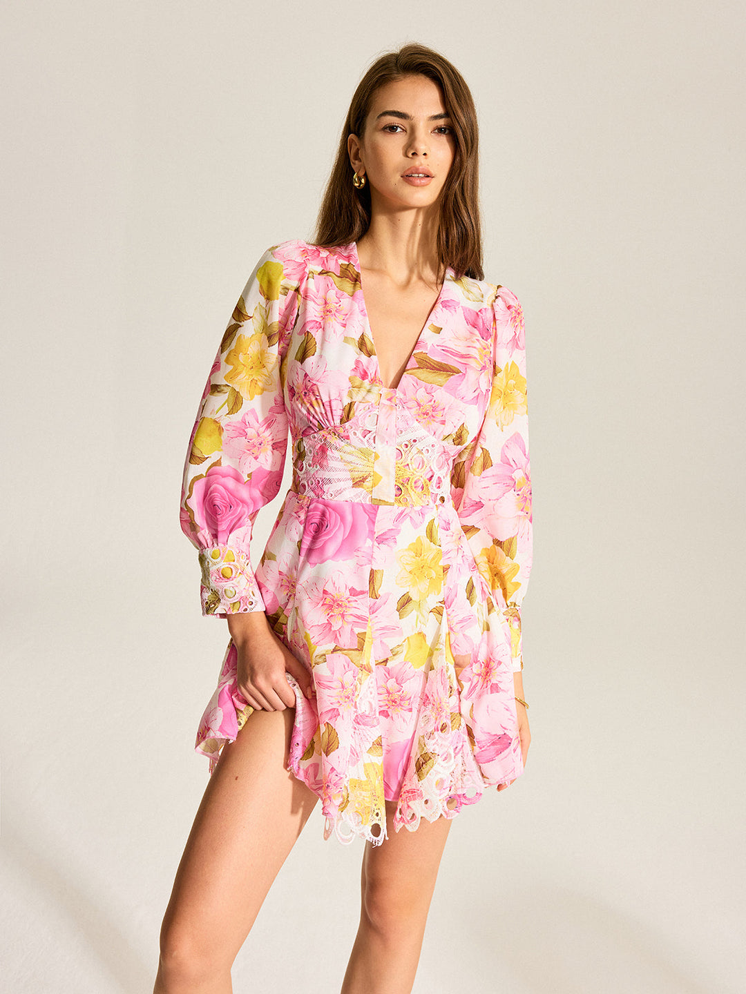 Blumenkleid mit V-Ausschnitt und Lochdetail