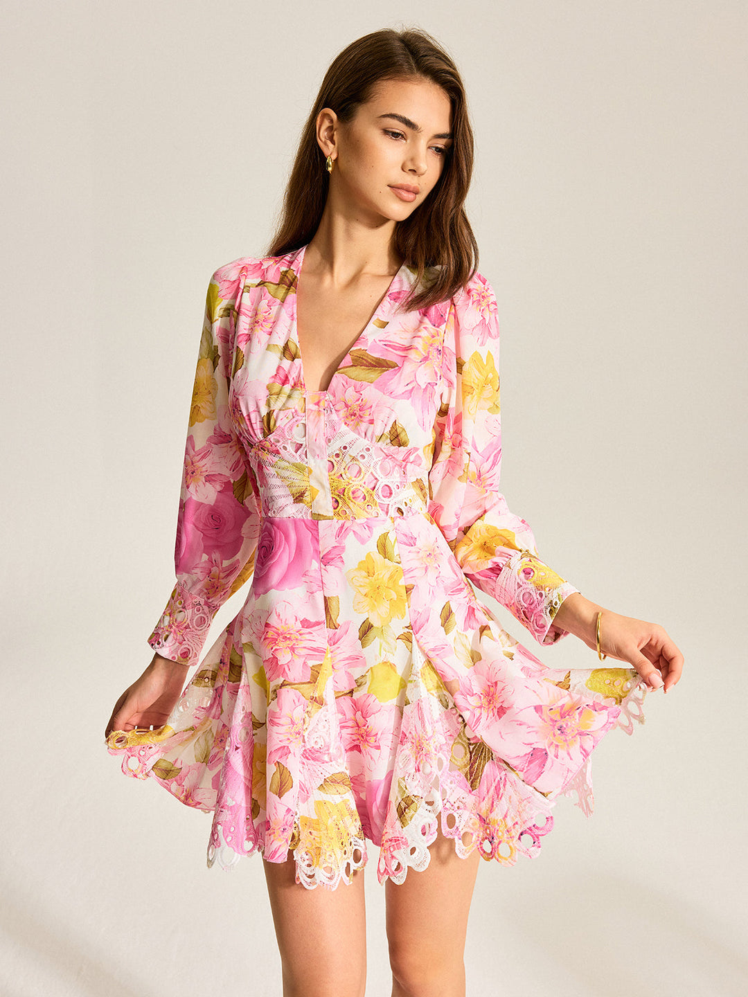 Blumenkleid mit V-Ausschnitt und Lochdetail