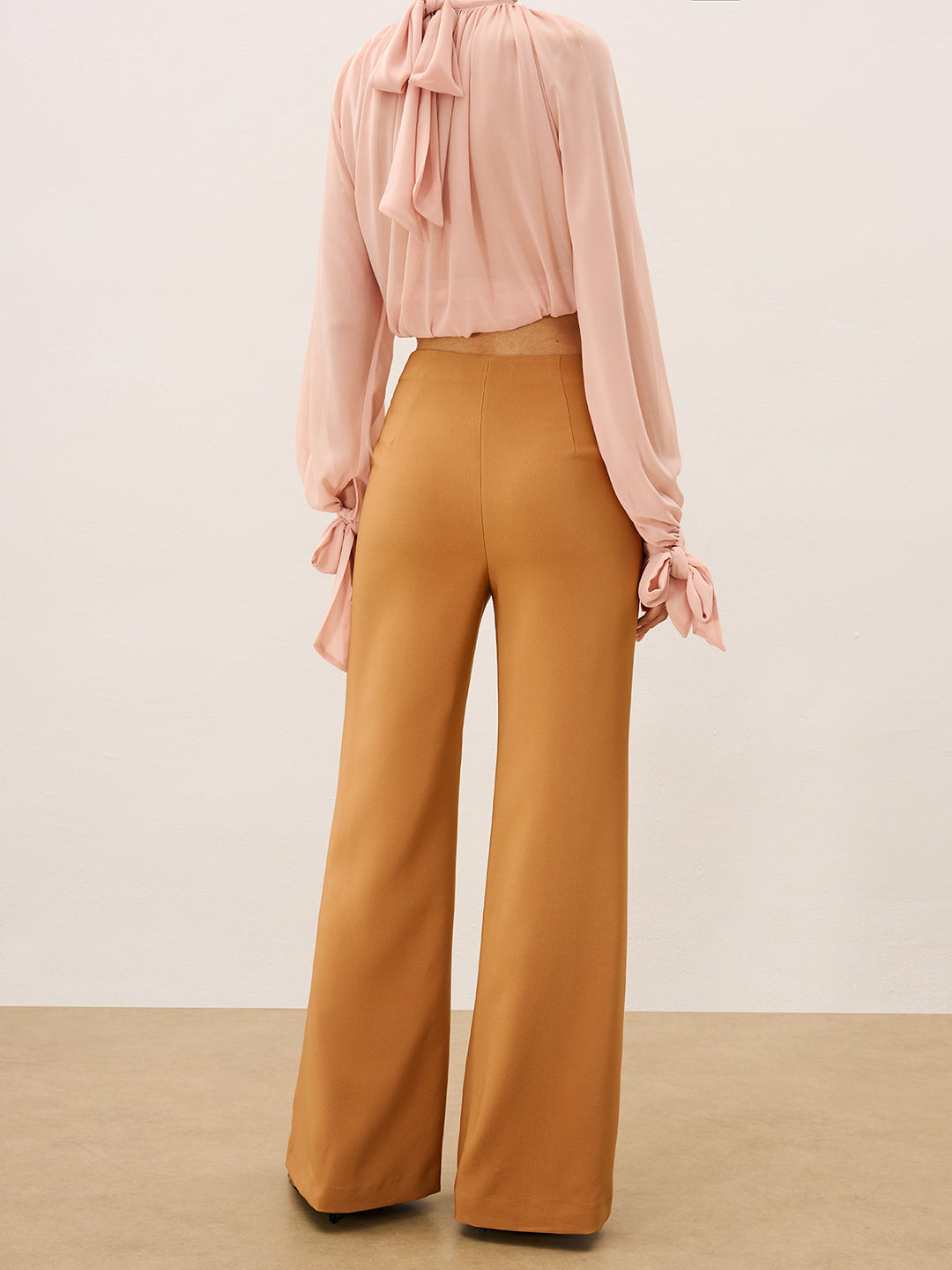 Gekürzte Mid-Rise Hosen mit weitem Bein