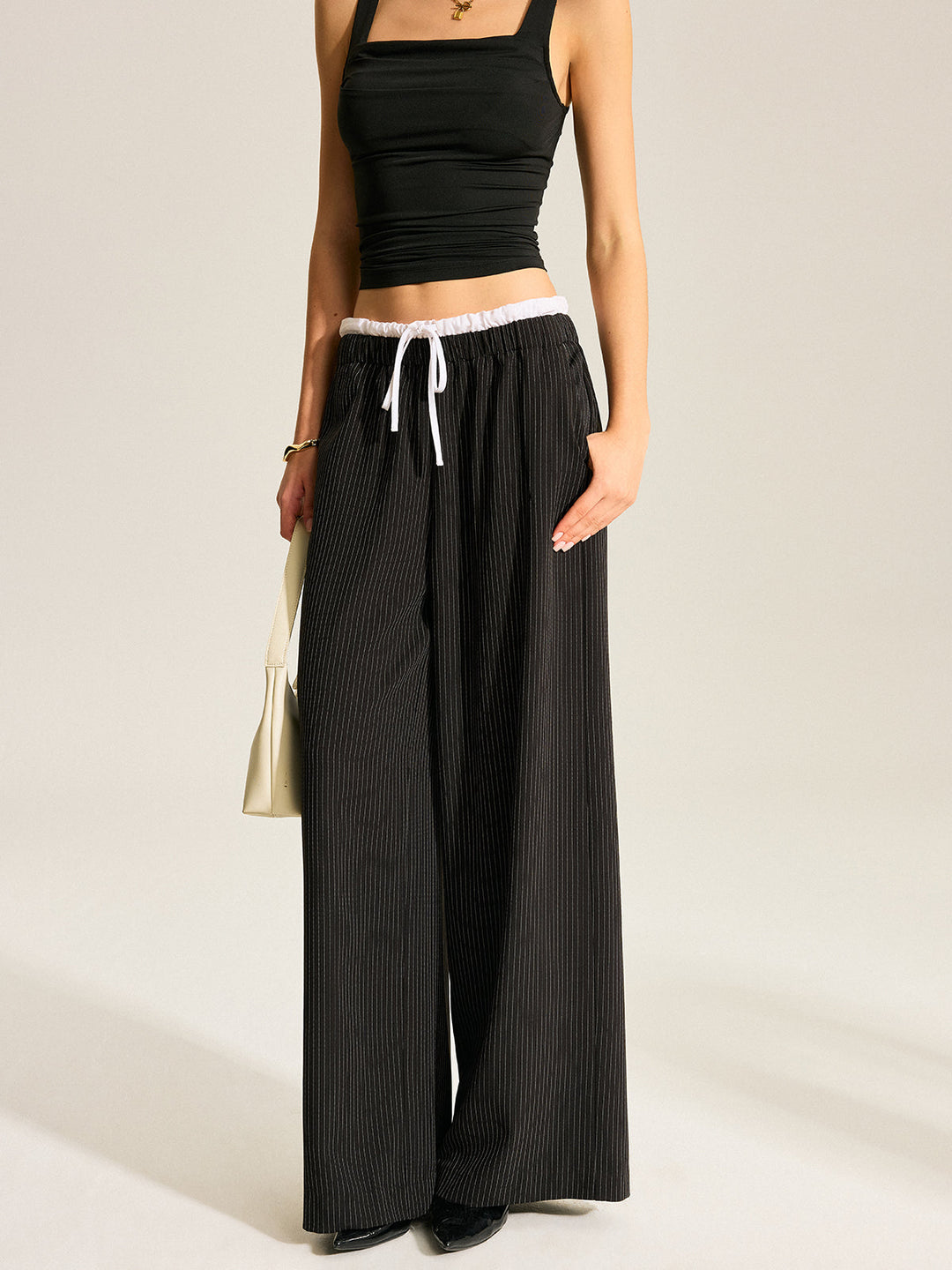 Gestreifte Hose mit weitem Bein