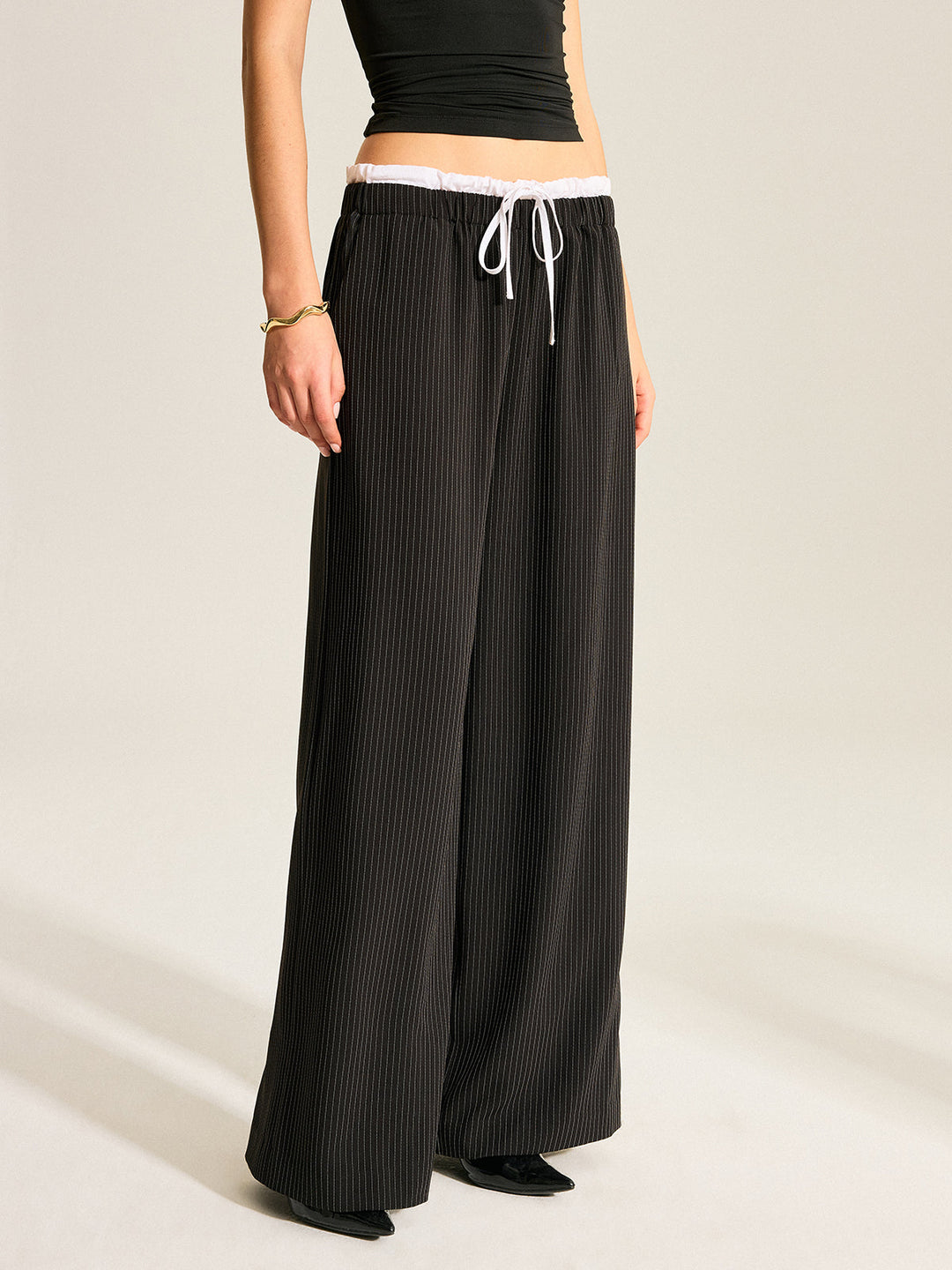 Gestreifte Hose mit weitem Bein