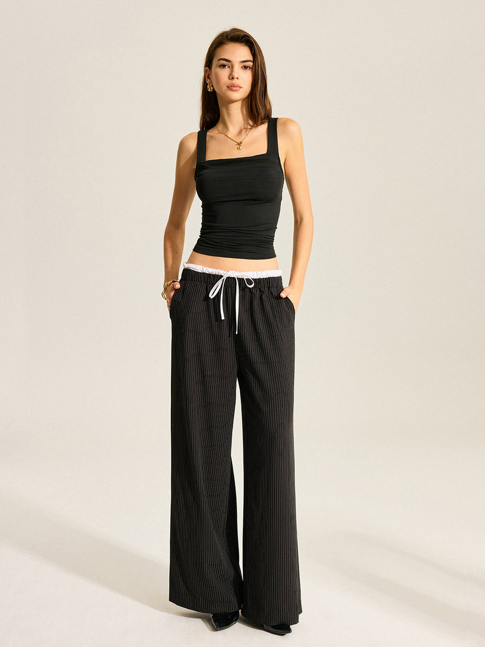 Gestreifte Hose mit weitem Bein